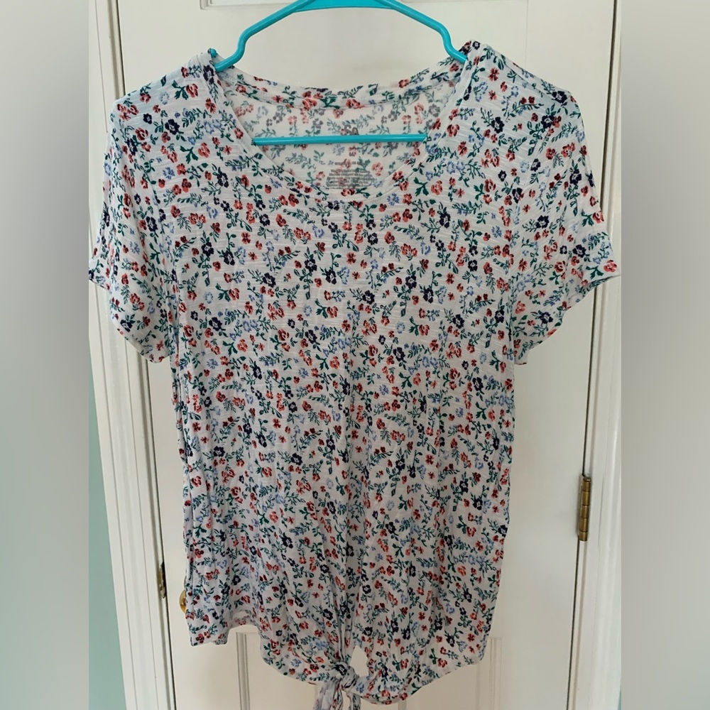 Women’s Medium SO Flowered Shortsleeved Top with Tie